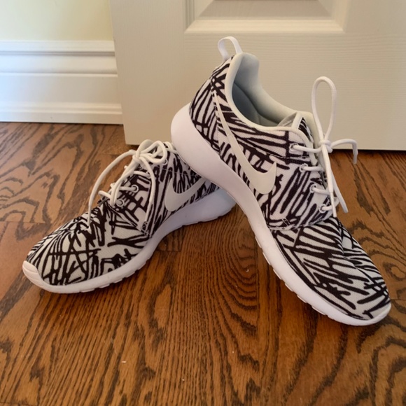 Like NEW 🖤🤍Nike  Women’s Roshe One Print Casual Shoes, Black/White, size 9.5 - Picture 3 of 7